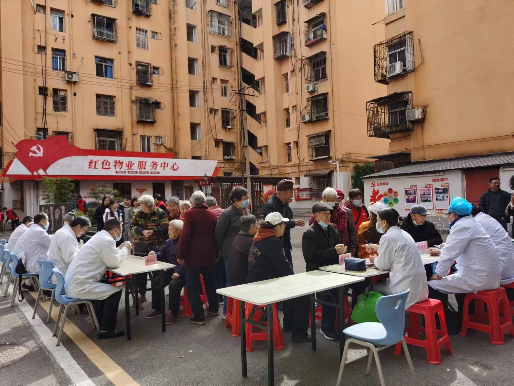 光明街社区联合驻区单位开展健康义诊活动