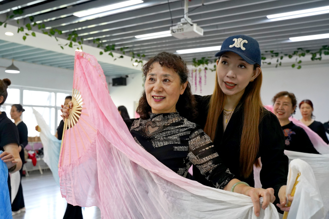 在中山街道区域养老服务中心的老年大学，舞蹈老师指导学员。吴梦莹摄