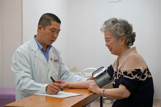 中山街道社区卫生服务站站长董昌昊为老人进行健康检测。吴梦莹摄