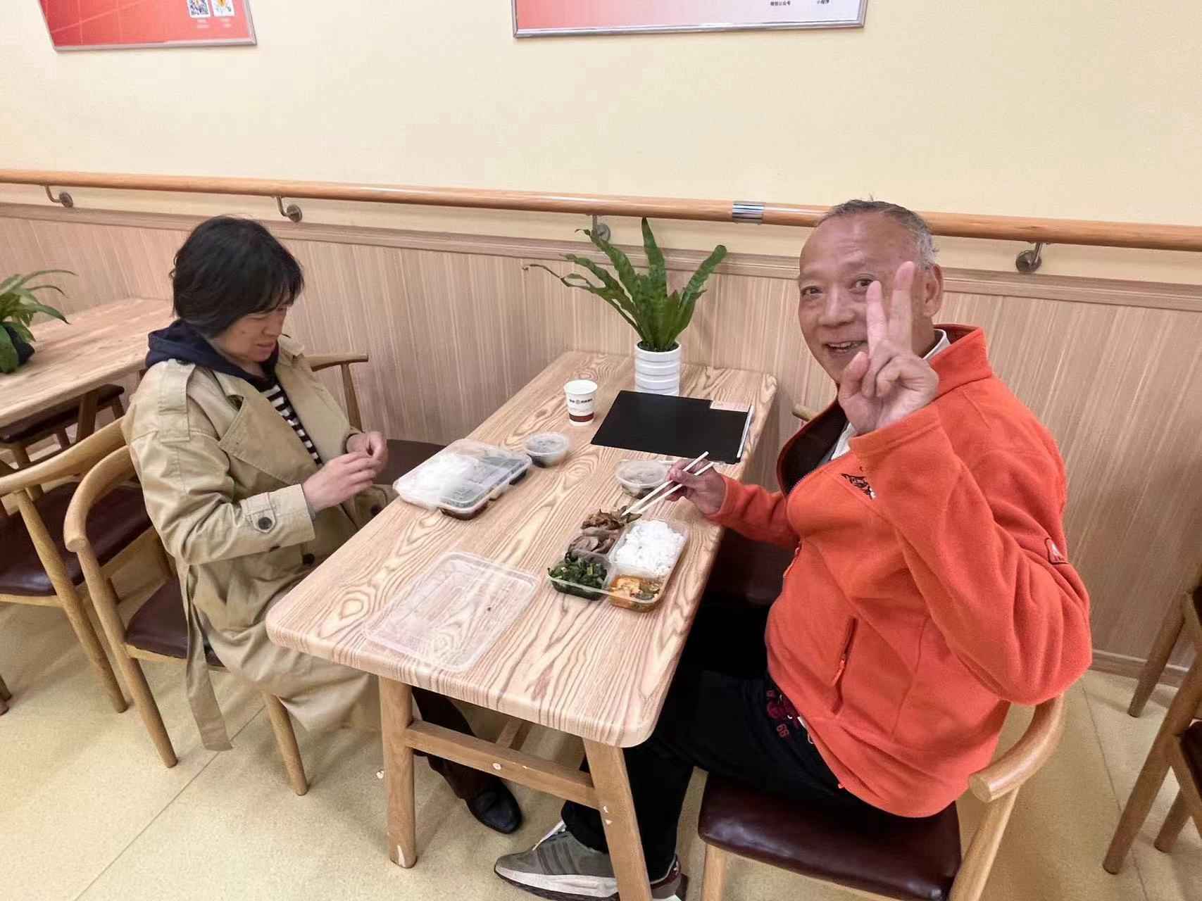 老人在社区养老服务站订餐用餐。