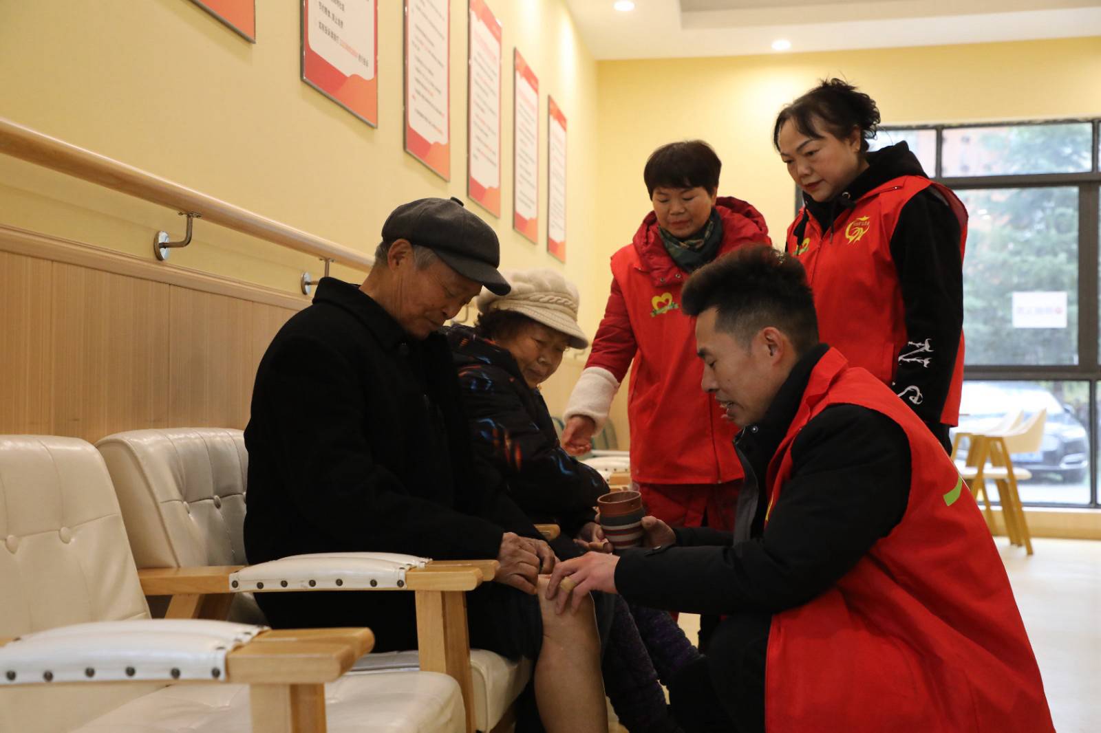站点工作人员为管顺文做理疗。