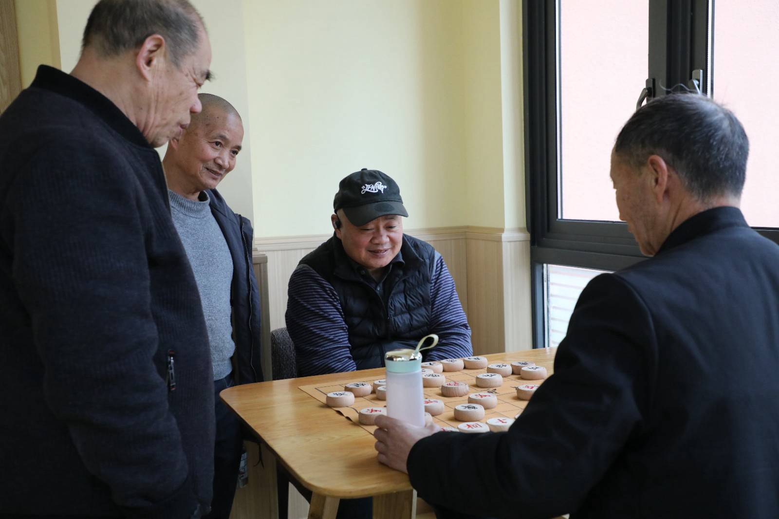 老人在社区养老服务站下象棋。