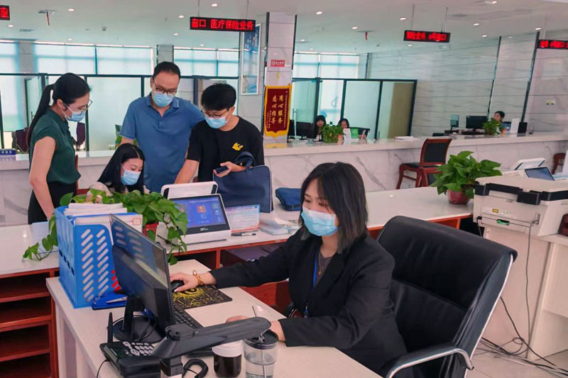 群众在娄底经开区政务服务中心大厅办理业务。郭钢摄