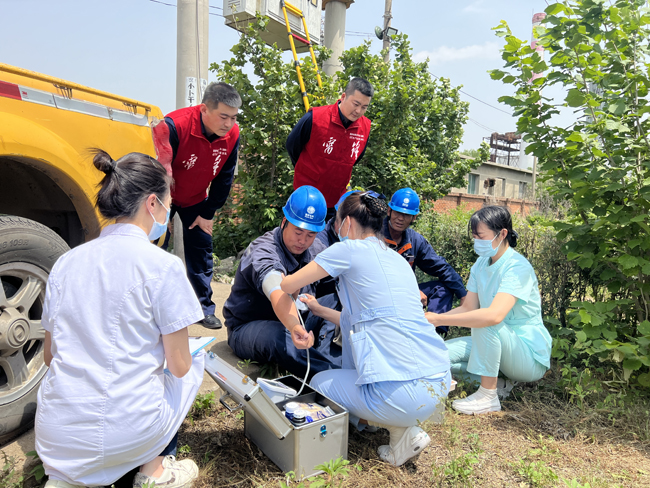 沈阳供电公司上门巡诊服务队为一线保电职工提供医疗保障服务