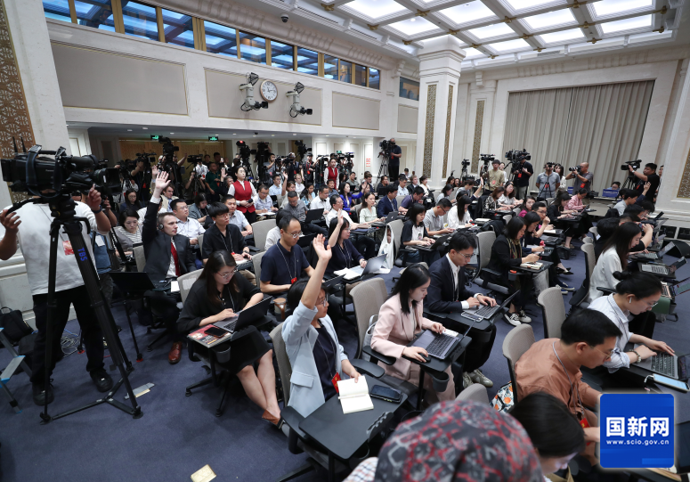 新闻发布会现场记者举手提问.png